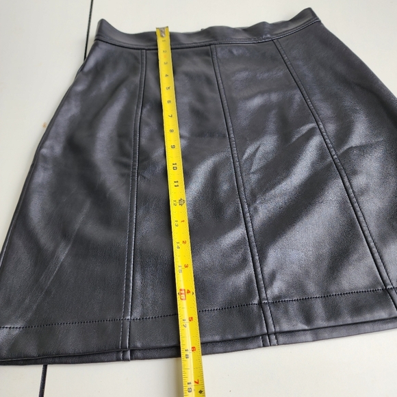 Banana Republic Women's Black Faux Leather Unlined Polyurethane Skirt Stretch 2 - Picture 3 of 10
